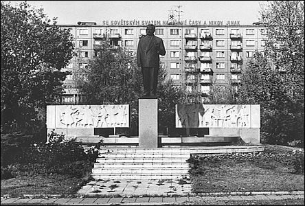 Pomník K. Gottwalda v roce 1973.