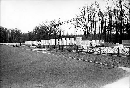 Počátky výstavby tribuny na novém hřišti u Červených domků okolo r. 1970.