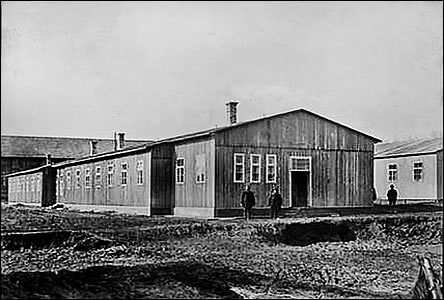 Válečná nemocnice ve velkých kasárnách v roce 1915.