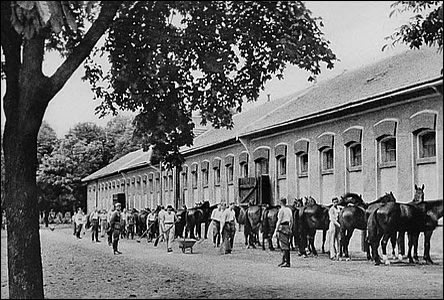 Kasárna v roce 1940, kdy tady pobývala německá armáda