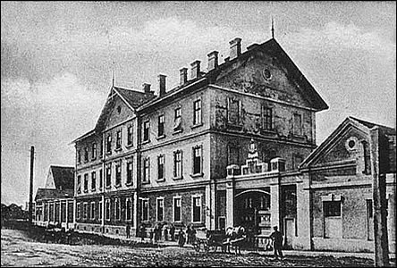 Malá kasárna (další podobný snímek), asi brzy po roku 1900.