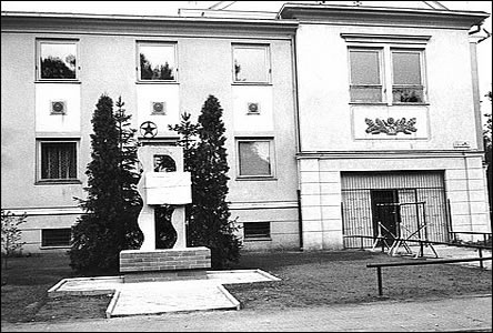 Původní budova učiliště Jana Černého byla pouze dvoupodlažní.