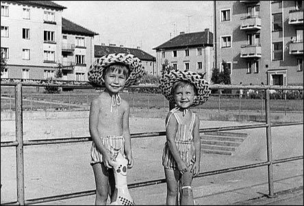 Děti připravené u bazénu v Bažantnici na vodu, voda nikde...