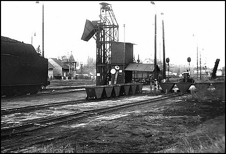 Násypka na uhlí do lokomotiv v depu na nádraží okolo roku 1974.
