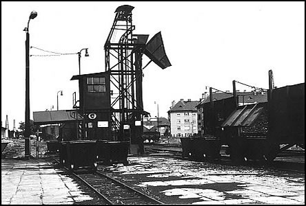 Násypka na uhlí do lokomotiv v depu na nádraží okolo roku 1974.