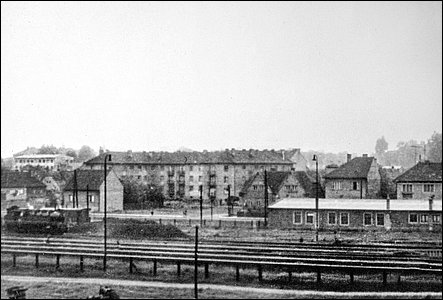 Pohled od ul. Pr. Veselého přes koleje k ul. Sacharovově v r. 1962.