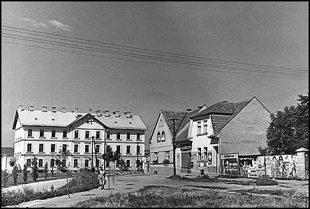 Ulice Sacharovova a budova Malých kasáren.