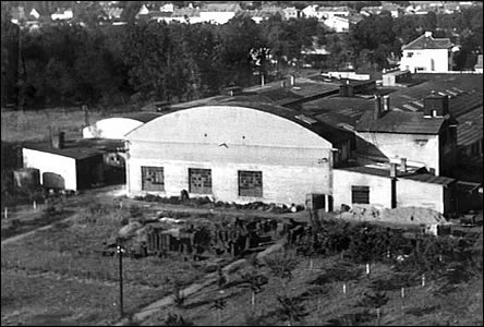 V r. 1936 začal HaK v těcho dílnách, dům v pozadí vpravo je na ulici Lipová alej.