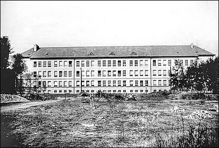 Škola v Bažantnici krátce před doknčením v roce 1959.