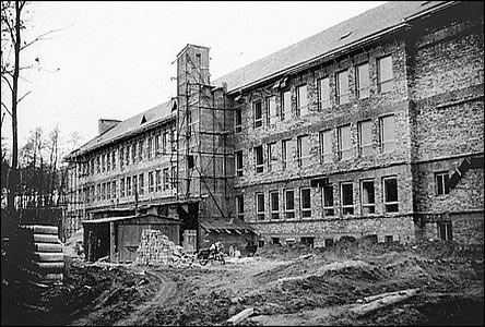 Výstavba dnešní školy "Duhovky" v Bažantnici v letech 1958-1959.