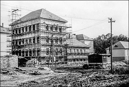 Dnešní škola Duhovka v Baantnici v dob výstavby v roce 1958.