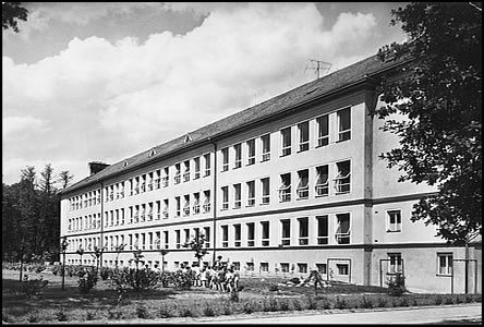 Škola v Bažantnici byla jako Dvanáctiletka otevřena 1.10.1959.