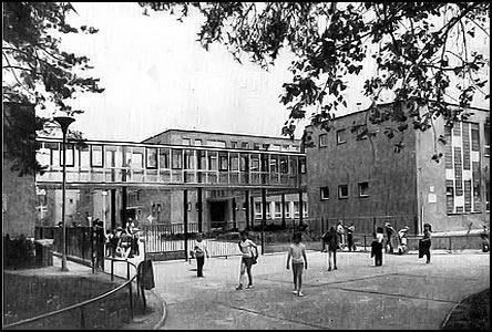 Škola U červených domků v roce 1975.