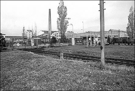 Železniční vlečka do cihelny podél ulice Lipová alej.