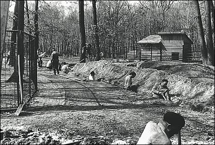 Z počátků výstavby Zoo u Červených domků v roce 1974.