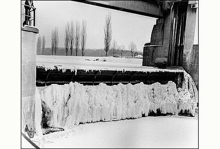 Zamrzlá Morava u jezu v zim roku 1940.