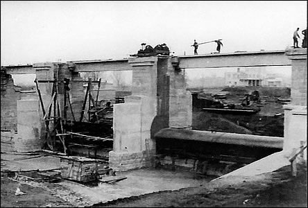 Výstavba jezu asi v roce 1933, v pozadí veslaský klub.