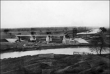 Nekvalitní snímek pvodního toku Moravy pi stavb jezu v roce 1933.
