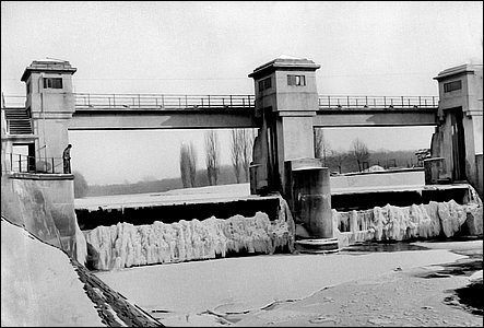 Stavidla jezu pokrytá ledem v zim roku 1940.