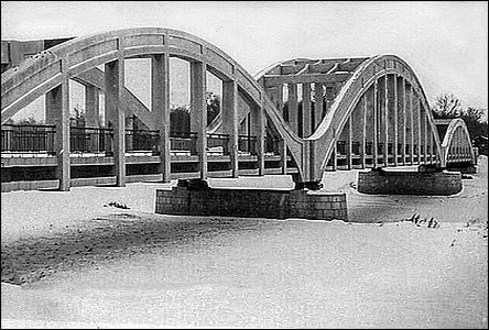 Další z mnoha snímk válkou znieného Masrykova mostu na Slovensko.