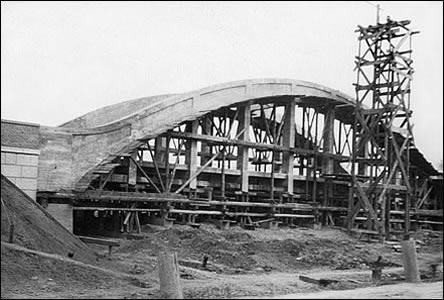 Ze stavby Masarykova mostu pes Moravu na Slovensko v roce 1935.