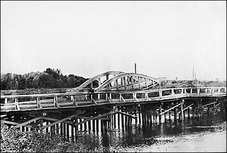 Provizorní devný most pes Moravu na Slovensko v roce 1946.