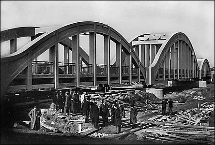 Komise pi kontrole Masarykova mostu krátce ped dokonením.