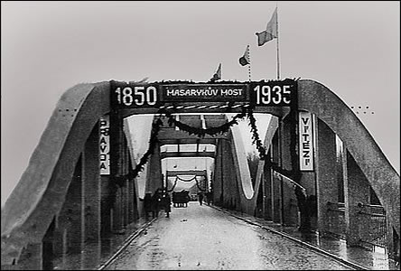 Slavnostní výzdoba Masarykova mostu na Slovensko v roce 1935.