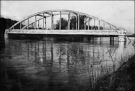 Pi záplavách roku 1934 byl zaplavený i ješt nedokonený Masarykv most.
