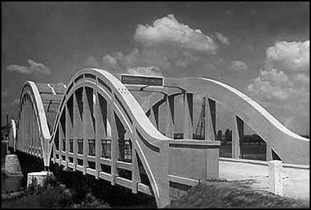 Masarykv most na Slovensko v roce 1937.