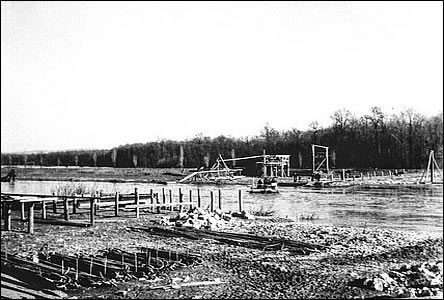 Poátek poválených oprav mostu na Slovensko v roce 1945.