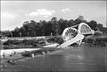 Masarykv most v r.1946, tentokrát "leící" v pohledu z jiné strany.