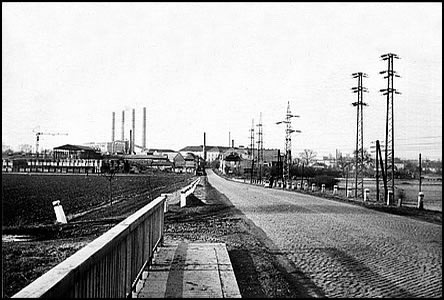 Pohled od mostu pes Moravu k Hodonínu v roce 1963.