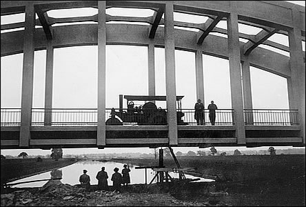 Závrené testy Masarykova mostu, provoz byl pak zahájen 5. listopadu 1934.