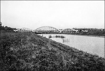 Masarykv most pes Moravu na Slovensko.