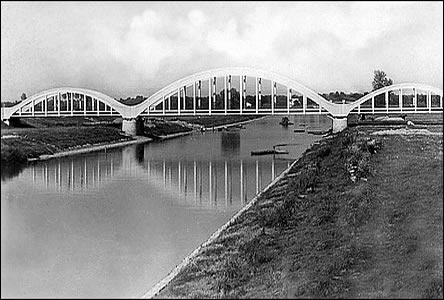 Celkový pohled na Masarykv most, tentokrát ze slovenské strany.