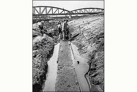 Práce na regulaci Moravy smrem k elezninímu mostu okolo roku 1930.