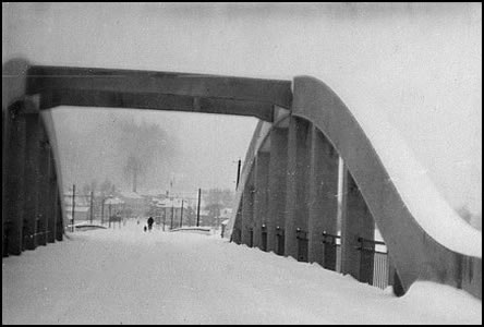 Pohled pes Masarykv most k Hodonínu v zim.
