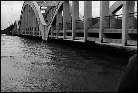 Vysoký stav vody pod mostem na Holí pi záplavách v roce 1940.