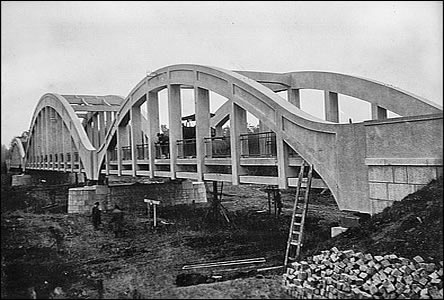 Masarykv most v prbhu dokonovacích prací v roce 1935.