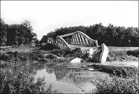 Torzo Masarykova mostu, znieného nmci ráno v 6:30 dne12.4.1945