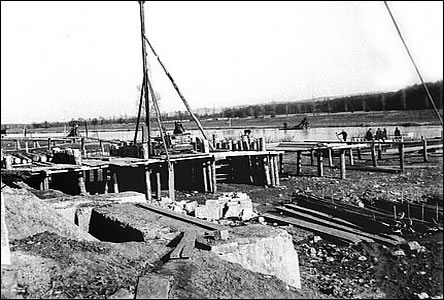Stavba provizorního devného mostu na Slovensko v roce 1945.