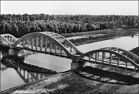 Mosty pes Moravu na Slovensko, vpravo je i kousek mostu elezniního.