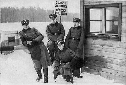 Nmetí vojáci v dob okupace u Masarykova mostu pes eku Moravu.