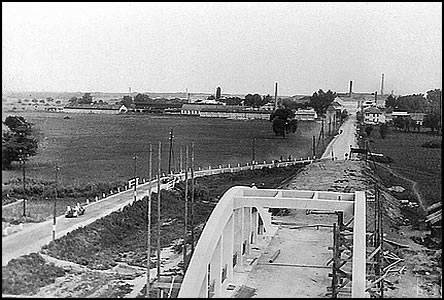 Masarykv most ped dokonením v r.1935, zatím se jezdí po vedlejším most.