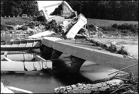 Torzo Masarykova mostu, znieného nmci ráno v 6:30 dne12.4.1945