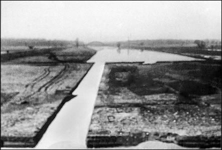 Nekvalitní fotografie ukazuje zpsob výkopu íního koryta, vzadu Masarykv most.