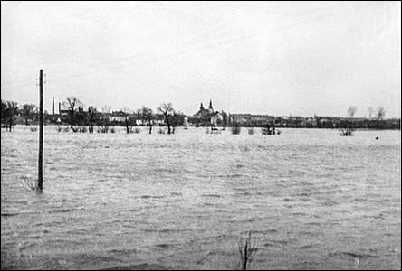 Pohled pes zaplavené Štpnice k mstu pi záplavách v roce 1940.