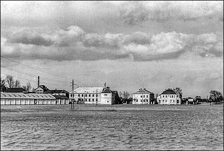Bratislavská ul. a hospoda u Horic asi v r. 1940, vlevo UP devaské záv.