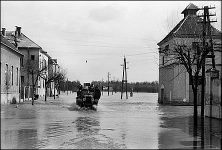 Záplavy v r.1940 sahaly a k mstu, po pravé stran silnice socha sv. Rocha.